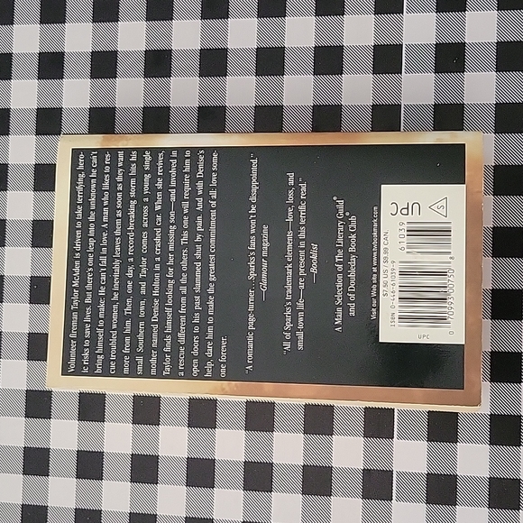 Nicholas Sparks Paperback book "The Rescue" - Picture 2 of 4